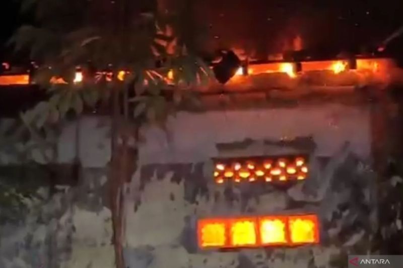 kobaran api lalap rumah di ciracas jakarta timur kerugian ditaksir rp50 juta akibat kelalaian fatal index