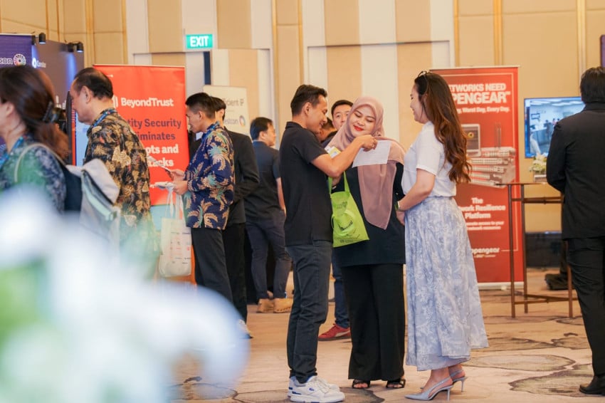 parade raksasa teknologi cisco aws hingga broadcom pamer solusi di tech summit 2025 jakarta index