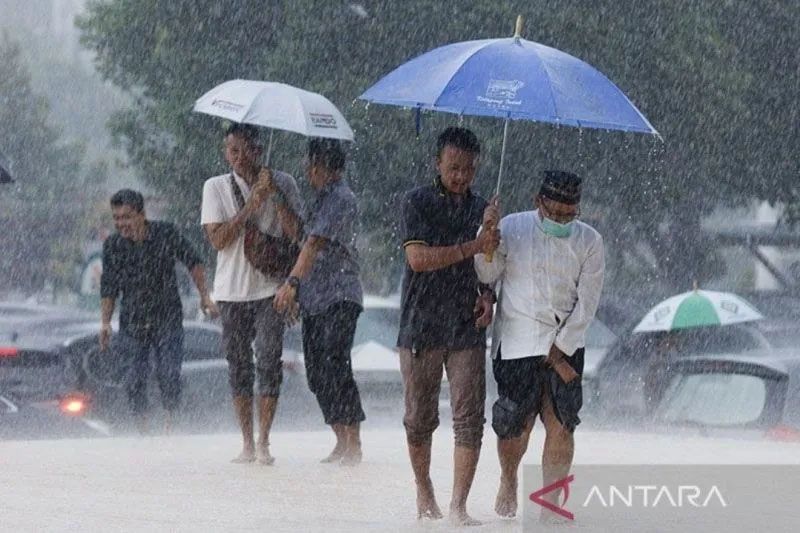 peringatan bmkg indonesia diterpa ancaman cuaca ekstrem hujan petir gelombang tinggi panas terik hingga banjir rob index