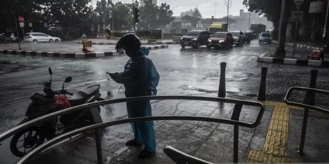 bmkg peringatkan cuaca ekstrem hujan lebat disertai angin kencang ancam puluhan kota di indonesia pada akhir pekan ini index