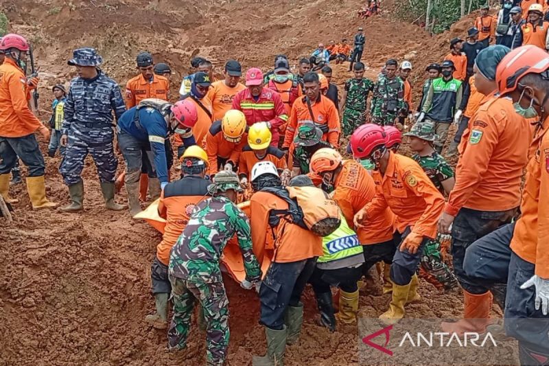 tim sar temukan satu korban tanah longsor di cilacap pada minggu siang index