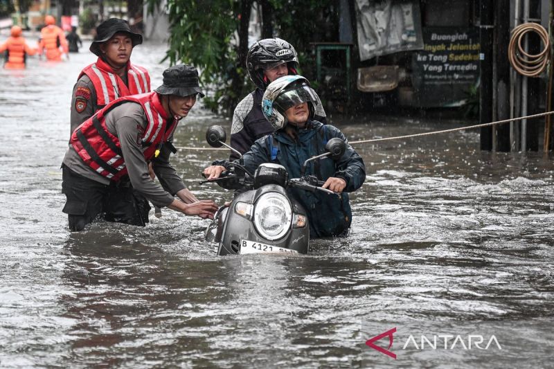 banjir rendam 10 rt dan satu ruas jalan di jaksel index