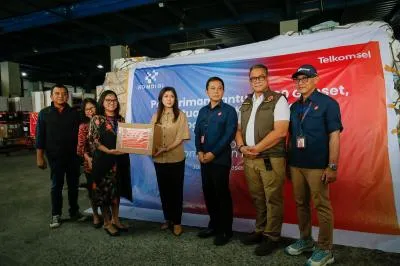 bantu kelancaran komunikasi komdigi bagikan 500 ponsel gratis ke korban banjir sumatera index