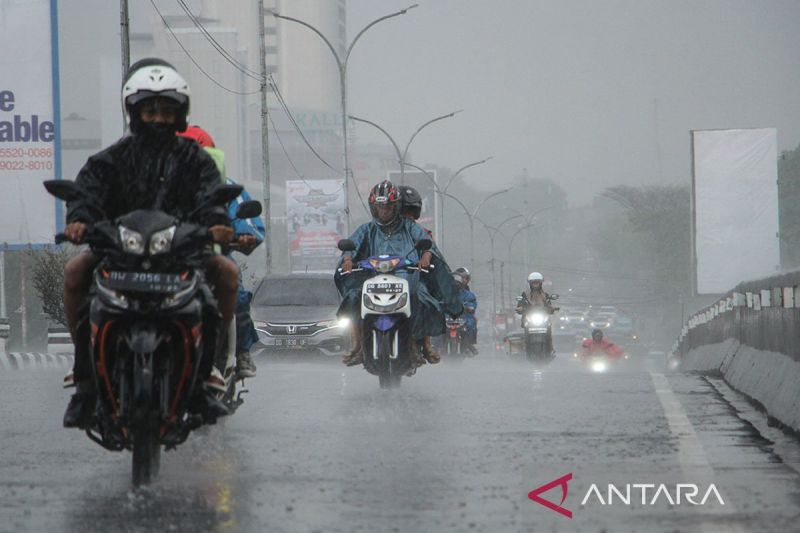 bmkg siaga hujan petir berpotensi guyur mayoritas daerah pada minggu index