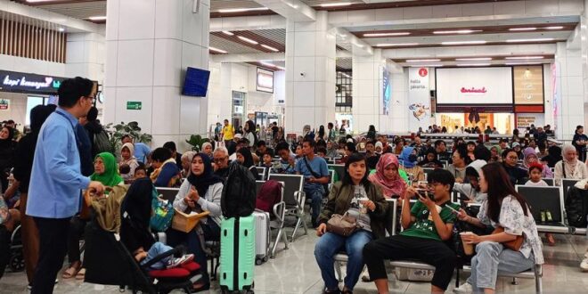 jelang natal tahun baru stasiun kcic mulai padat sejak rabu pagi index