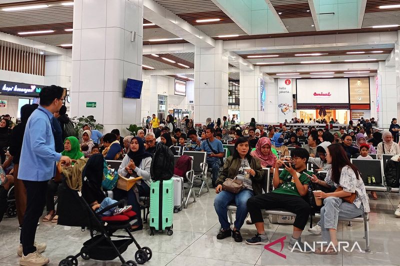 jelang natal tahun baru stasiun kcic mulai padat sejak rabu pagi index