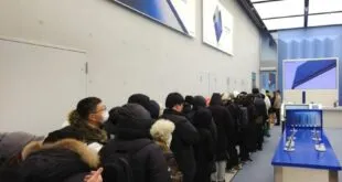 ponsel lipat tiga samsung galaxy z trifold seharga rp38 juta ludes dalam hitungan menit index