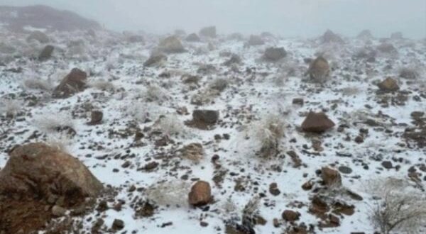 salju menyelimuti pegunungan al lawz di arab saudi index