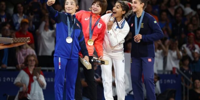 galaxy z flip7 olympic edition resmi dirilis punya fitur selfie podium yang bikin iri penampak index