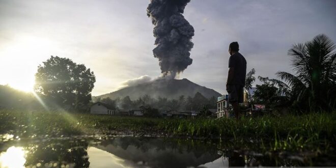 gunung ibu erupsi kamis lontarkan abu vulkanik hingga 800 meter index