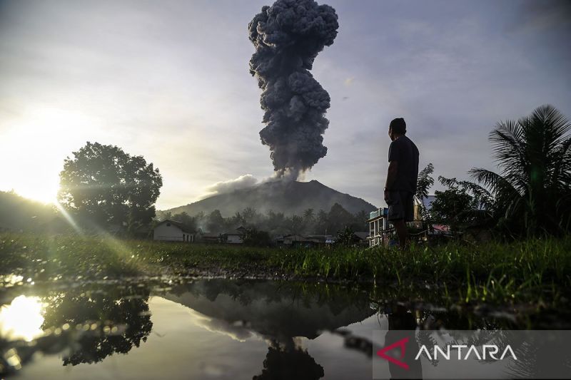 gunung ibu erupsi kamis lontarkan abu vulkanik hingga 800 meter index