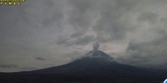 gunung semeru erupsi kamis malam tinggi letusan capai 900 meter index