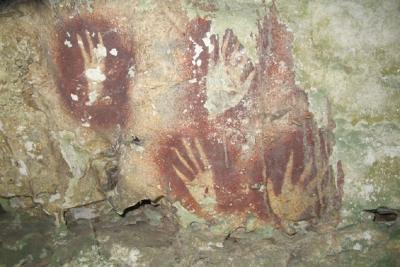 jejak tangan prasejarah diyakini seni cadas tertua dunia ditemukan di gua sulawesi index