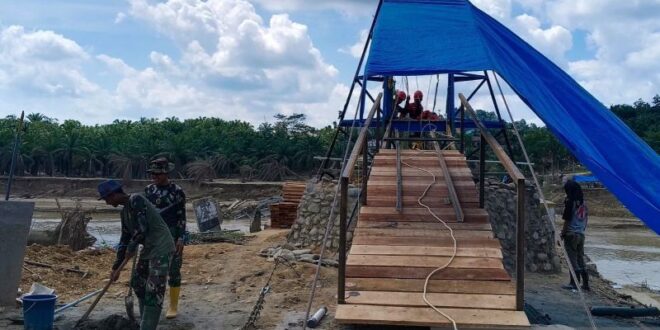membuka keterisolasian jembatan gantung 120 meter tni jadi jantung akses lubuk sidup pascabanjir index