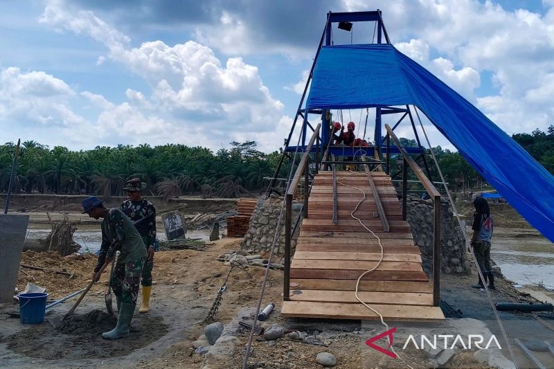 membuka keterisolasian jembatan gantung 120 meter tni jadi jantung akses lubuk sidup pascabanjir index