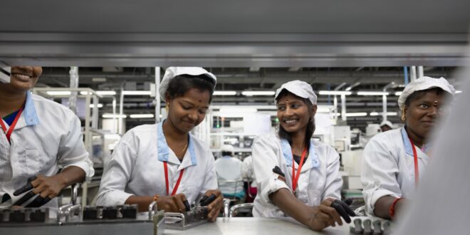 apple kini produksi seperempat iphone di india index