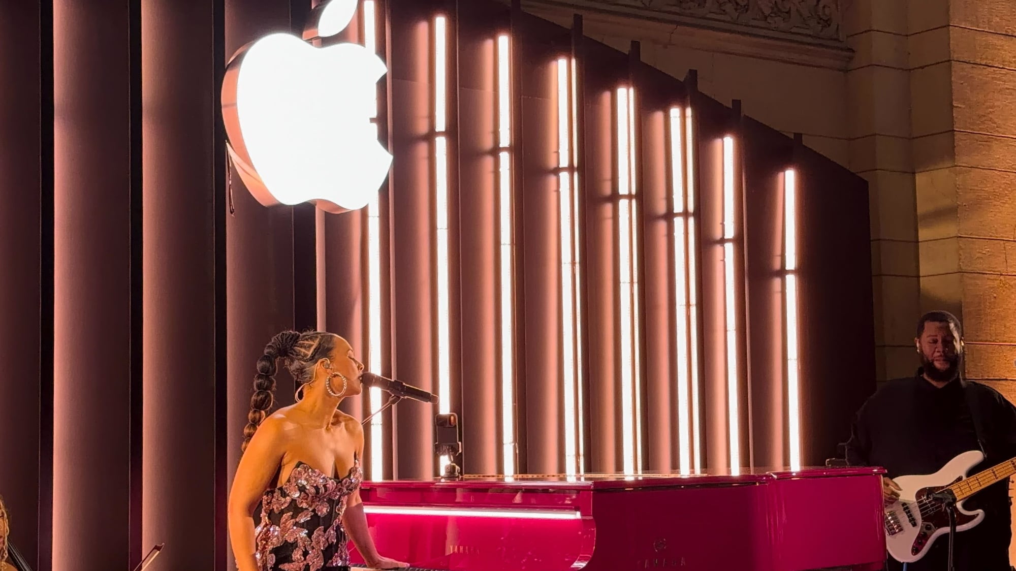 apple membuka ulang tahun ke 50 dengan konser kejutan alicia keys di new york index