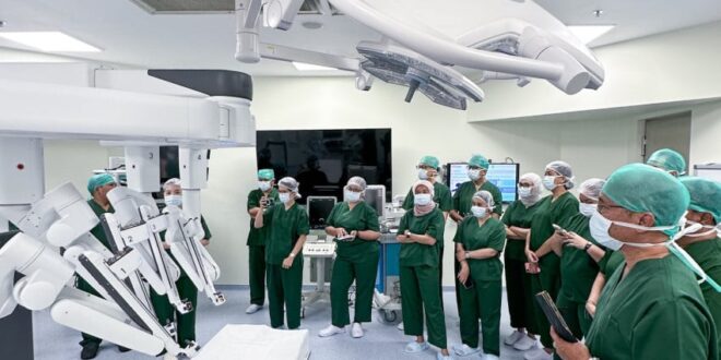 pisau bedah kini diganti joystick kupas tuntas 7 robot canggih di ruang operasi siloam index