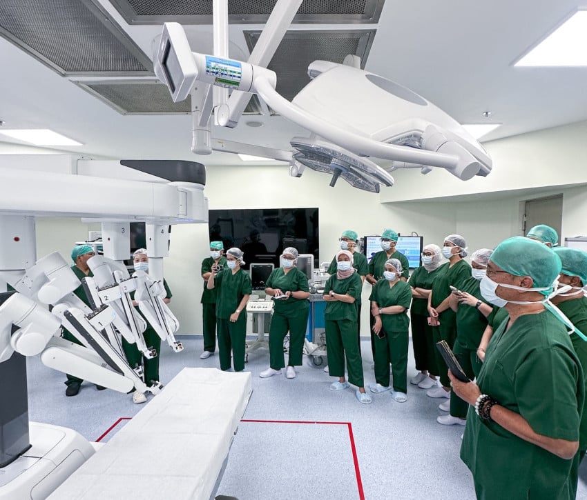 pisau bedah kini diganti joystick kupas tuntas 7 robot canggih di ruang operasi siloam index