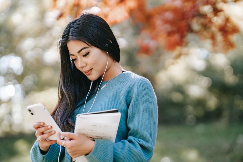 kenapa gen z kembali pakai earphone kabel ini 4 alasannya index