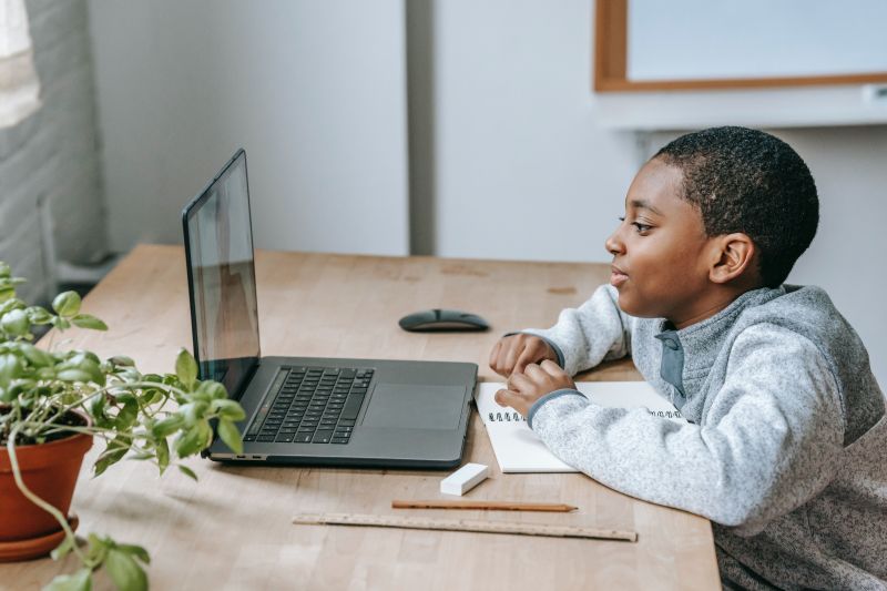 tips aman mengontrol hp anak di era serba digital index